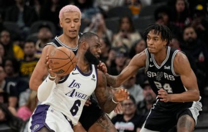 NBA-詹姆斯39+11威少血染赛场 浓眉缺阵 湖人143-138再胜马刺