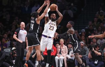 NBA-詹姆斯9记三分砍40分托马斯30+6 浓眉两双湖人116-104胜篮网