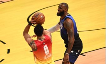 NBA全明星正赛-字母老詹伤退塔图姆55分 詹姆斯队175-184不敌字母队5连胜终结