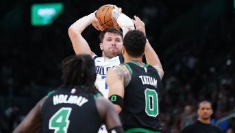 NBA-塔图姆32+8东契奇37+12+11难救主 绿军138-110大胜独行侠