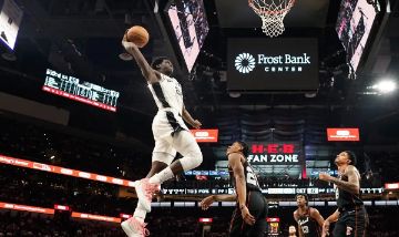 NBA-科林斯17+9怀斯曼空砍21+17 马刺8人上双123-95大胜活塞