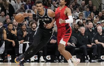 NBA-文班23+12小西蒙斯40分 索汉31+14马刺116-100击退开拓者