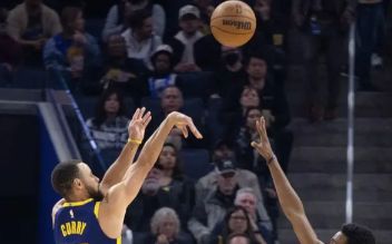 NBA-库里空砍33分克莱19+6 鹈鹕狂飙20记三分114-109险胜勇士