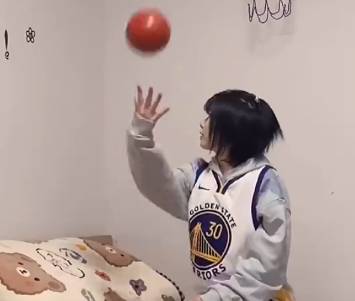 怎么会有这么可爱的女球迷呢