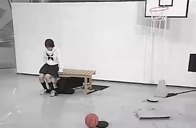 不懂就问：这个影子篮球是如何上墙的呢？