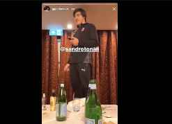 队内亮相！米兰新援托纳利在聚餐中一展歌喉