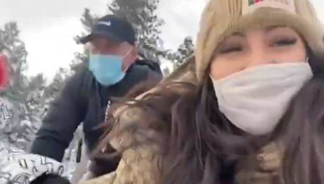 玩的开心！瓦妮莎与加索尔夫妇速降滑雪