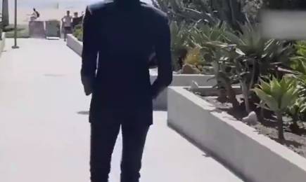 还是有点小帅的哈！莺歌身穿西服海边打球~