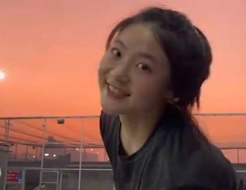 啊！这位打球的小姐姐笑容好治愈