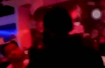 哈登在一家脱衣舞夜店狂撒钞票