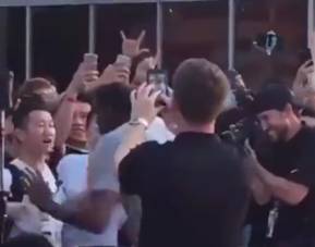 这是干啥呢？杜小帅与球迷沙雕互动