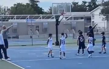 维特斯11号儿子打比赛 快攻打进这小子还学会了摊手