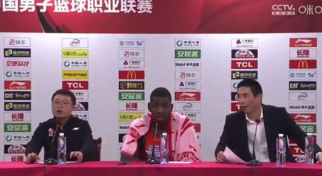 中文不错！尼克尔森在记者前秀中文“新年快乐”