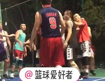 可惜视频不长 网友看到一帮年轻小伙因打球要动手
