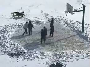 在雪地上打球是一种怎样的体验？