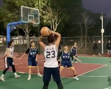 这体格子单打小编绰绰有余！妹子穿23号却干着30号的活