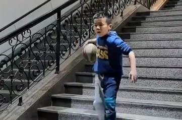 你才是哥哥！小弟弟秀背后运球上楼梯