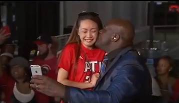 被奥胖亲了一扣 妹纸激动得哭了