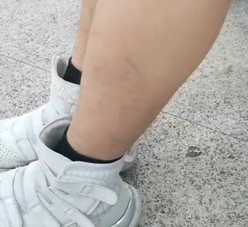 这位中学女生穿毛裤打篮球 应该是没问题的吧？