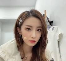 美女主播佳依演绎如何在聚会中快速吸引异性注意~