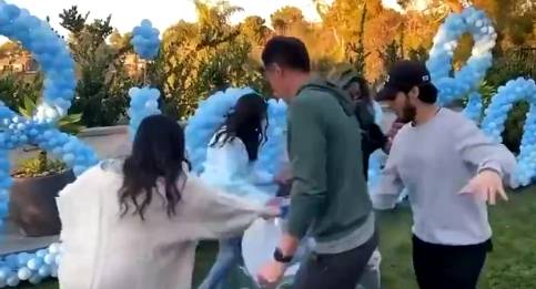 佩林卡参加科比三女儿生日派对，还在派对上玩抢椅子游戏