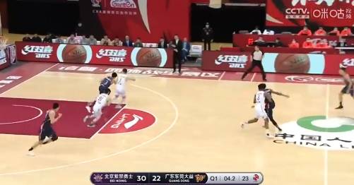 胡明轩压哨三分遭李根撞翻 李根犯规被喊王骁辉同款
