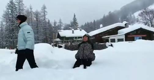 C罗和乔治娜在森林里骑行雪地摩托