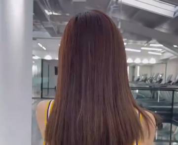 美娜穿詹姆斯球衣拍视频：你的女友已上线