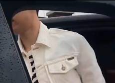 阳光俊朗，孙兴慜为小球迷耐心签名