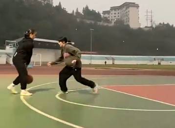 小姐姐这运球这投篮什么水平？