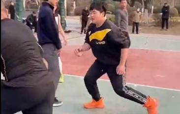 骚操作！这球走步了吗？