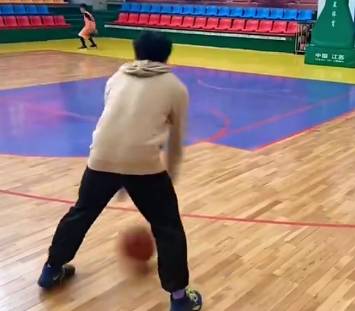 哈哈哈！如何形容这个投篮姿势