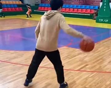涨姿势系列：拉杆挑篮三分了解一下