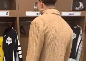 更衣室里最靓的仔！库兹马今日份穿搭如何？