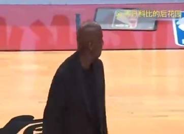 退役这么多年人气依旧最火爆 听乔丹访华时球迷的欢呼声