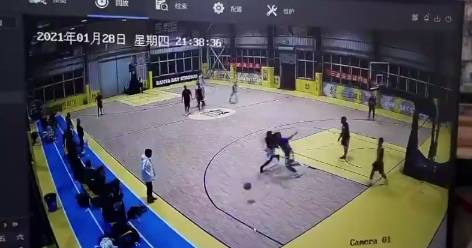 这球打着打着就变打架了